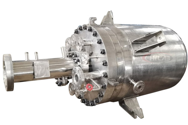 法兰布局不锈钢反映釜正面