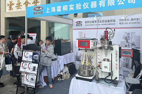 霍桐仪器展位主打平行反映釜和起落反映釜