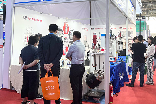 微型反映釜展台前