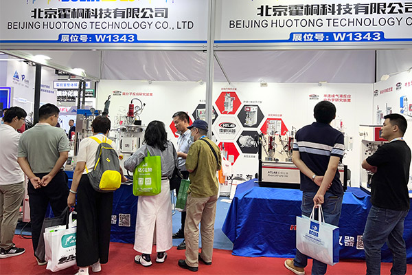 展台前观赏者愈来愈多