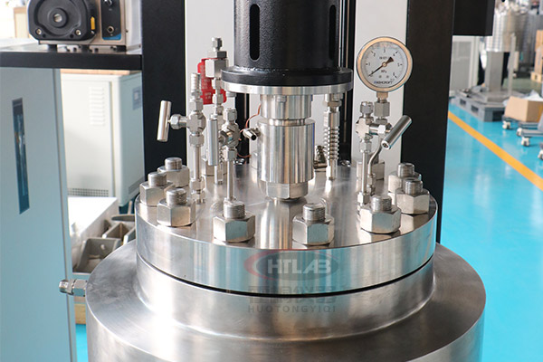 高压反映釜釜体与釜盖上下法兰布局