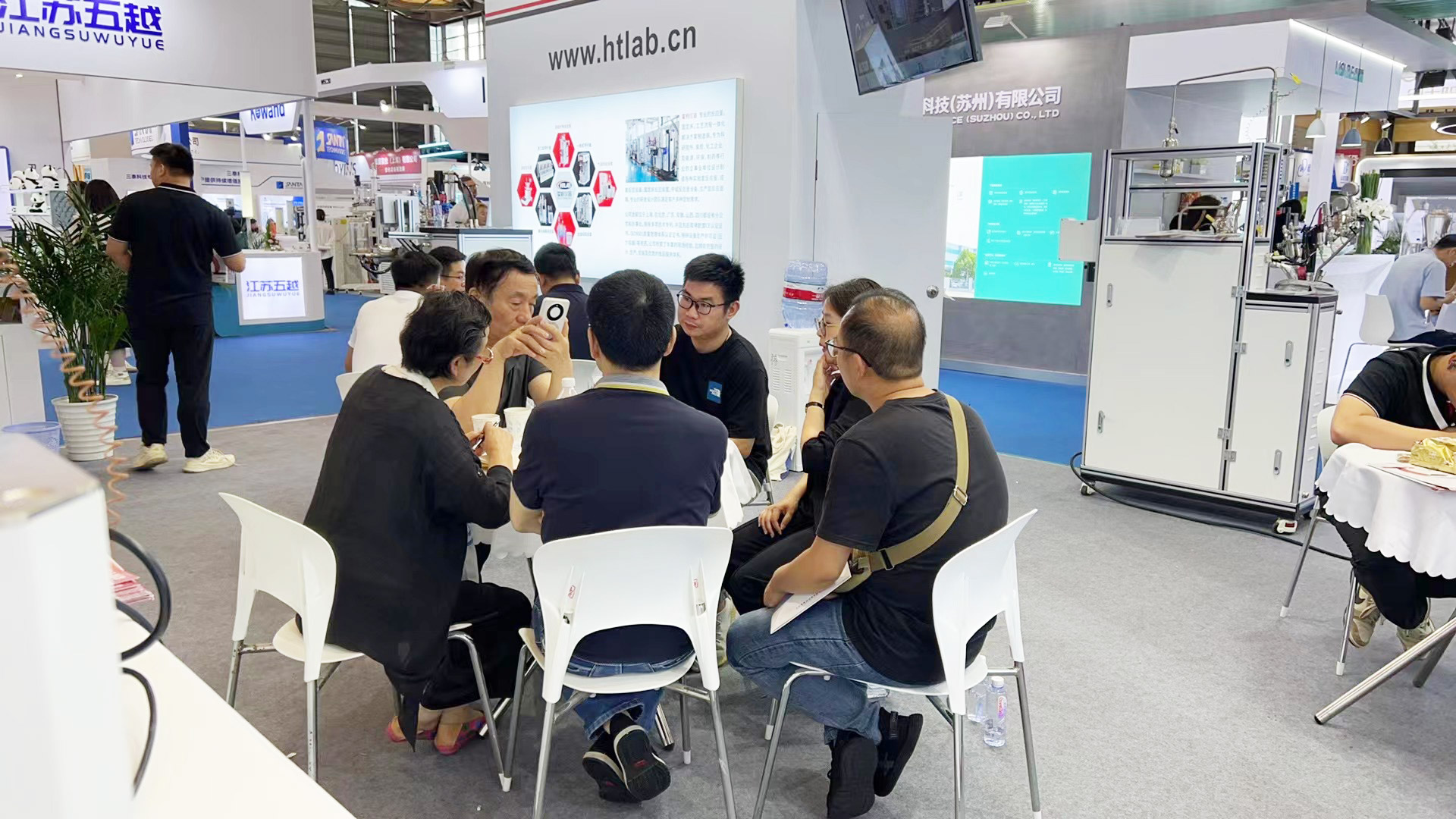 霍桐仪器手艺职员与客户面临面交换相同