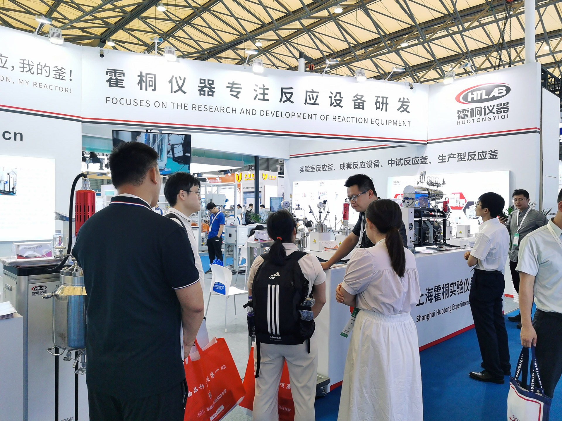 展台前为客户先容霍桐仪器首要的尝试室反映釜